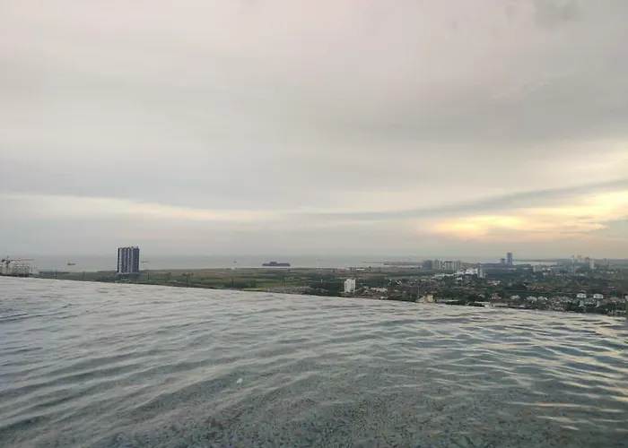 The Quartz 3 Bedroom Apartment With Fully Furnish And Fully Aircond, Infinity Pool, Corner Lot With Seaview And City View Centre Of Malacca City
