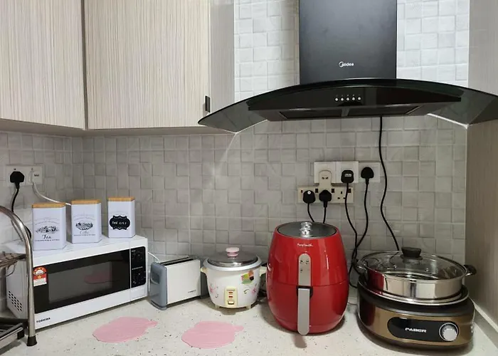 The Quartz 3 Bedroom Apartment With Fully Furnish And Fully Aircond, Infinity Pool, Corner Lot With Seaview And City View Centre Of Malacca City