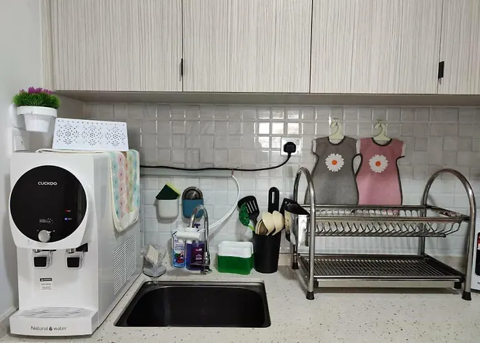 The Quartz 3 Bedroom Apartment With Fully Furnish And Fully Aircond, Infinity Pool, Corner Lot With Seaview And City View Centre Of Malacca City