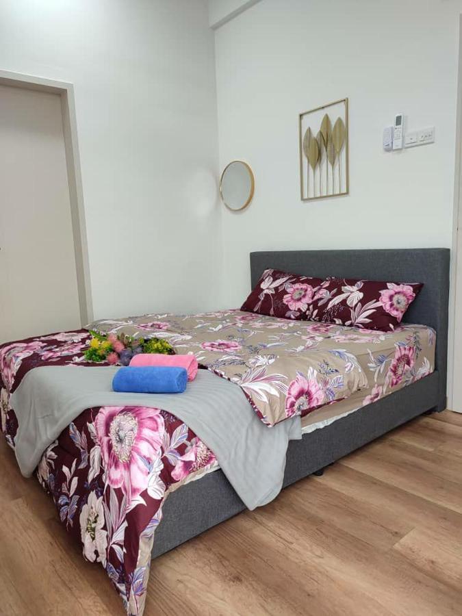 Apartment The Quartz 3 Bedroom With Fully Furnish And Fully Aircond, Infinity Pool, Corner Lot With Seaview And View Centre Of Malacca