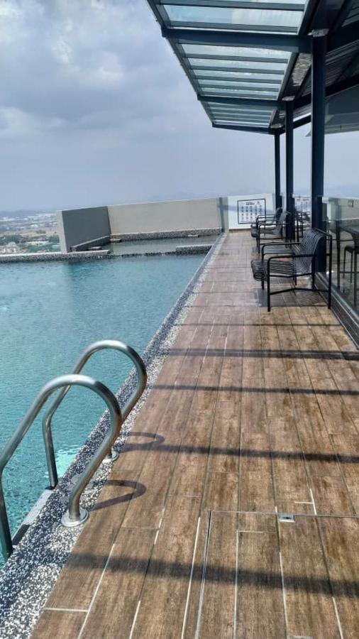 Apartment The Quartz 3 Bedroom With Fully Furnish And Fully Aircond, Infinity Pool, Corner Lot With Seaview And View Centre Of Malacca *